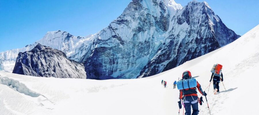 What to take in the mountains? Tools, equipment and essential gadgets for excursions to take with you